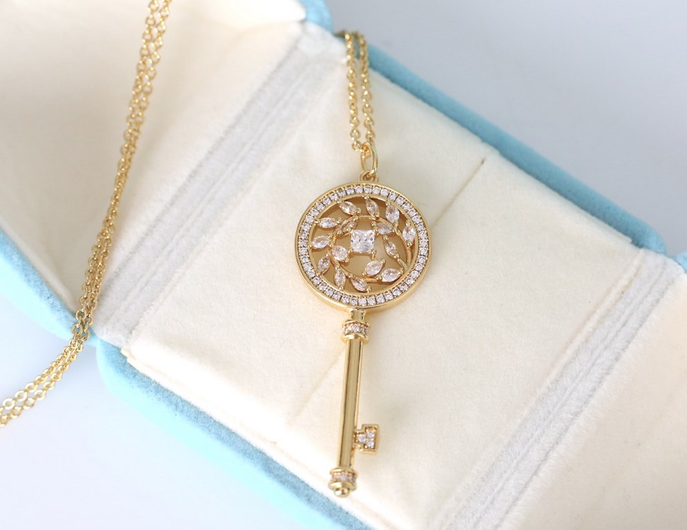 t family new key   necklaceSmall and delicate Sparkling Each little diamond   is especially delicate  Three colors Qi