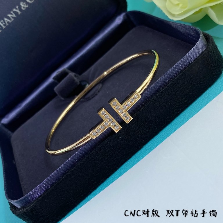 This model is upgraded to CNC version, V gold tiffany tiffany double t with diamonds bracelet       Electroplated double thick gold! Real gold texture! Made of silver, rose gold, yellow gold Open-ended bracelet all size 