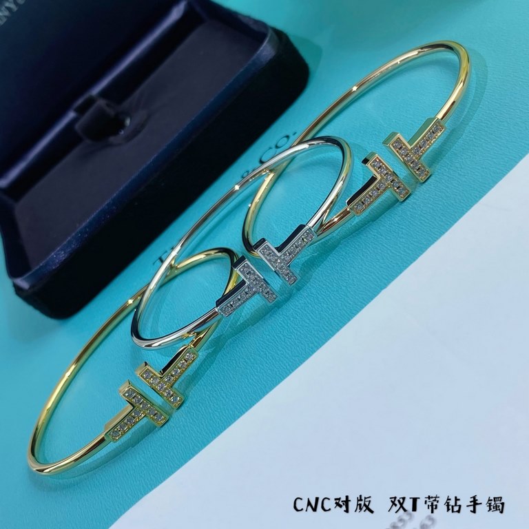 This model is upgraded to CNC version, V gold tiffany tiffany double t with diamonds bracelet       Electroplated double thick gold! Real gold texture! Made of silver, rose gold, yellow gold Open-ended bracelet all size 