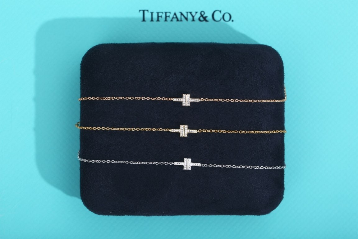 A delicate double chain with a fashion-forward T-pattern and dazzling diamonds for a touch of elegance. The classic and glamorous design of the T Collection features delicate facets that reflect love. Pair with other T C