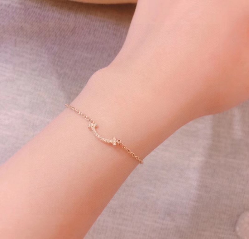 Tiffany Tiffany classic mini mini smiley bracelet Jerk up crafted version Top original quality High-end custom 925 sterling silver build Zoom in to see the details, welcome to compare goods No allergies, no fading, super