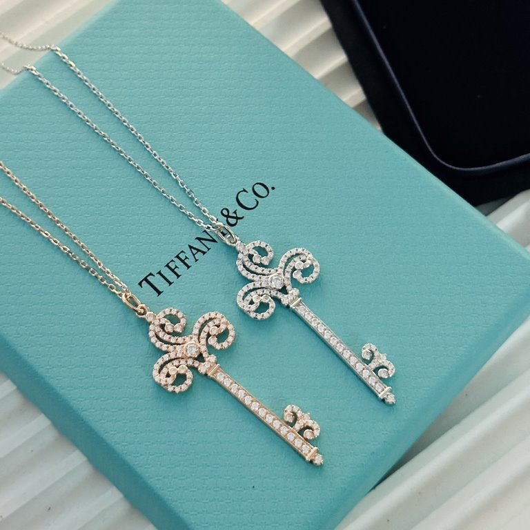 C302   Tiff Tiffany Classic Heart Crown Key Necklace High-end 925 micro-set in sterling silver Silver color is very recommended to get in the summer   It looks good on the body The length can be adjusted and it goes with