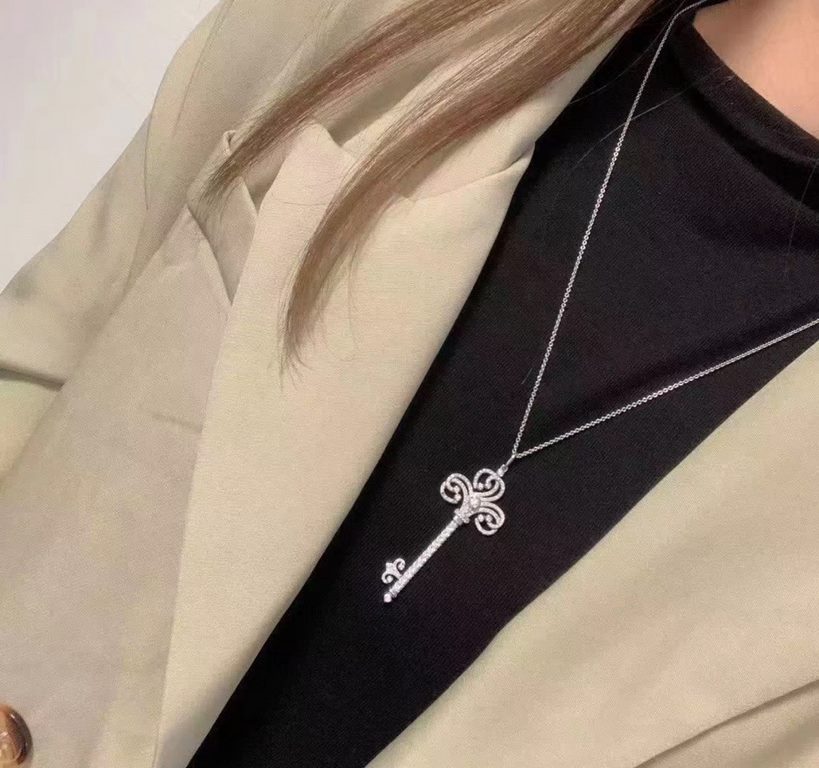 C302   Tiff Tiffany Classic Heart Crown Key Necklace High-end 925 micro-set in sterling silver Silver color is very recommended to get in the summer   It looks good on the body The length can be adjusted and it goes with