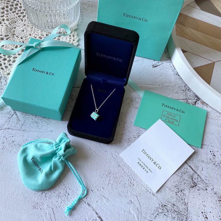 9 2  5  Tiffany Enamel Gift Box Pendant 925 Sterling Silver Necklace Tiffany Valentine's Day Gift Delicate and delicate white must-have piece Wear awesome!