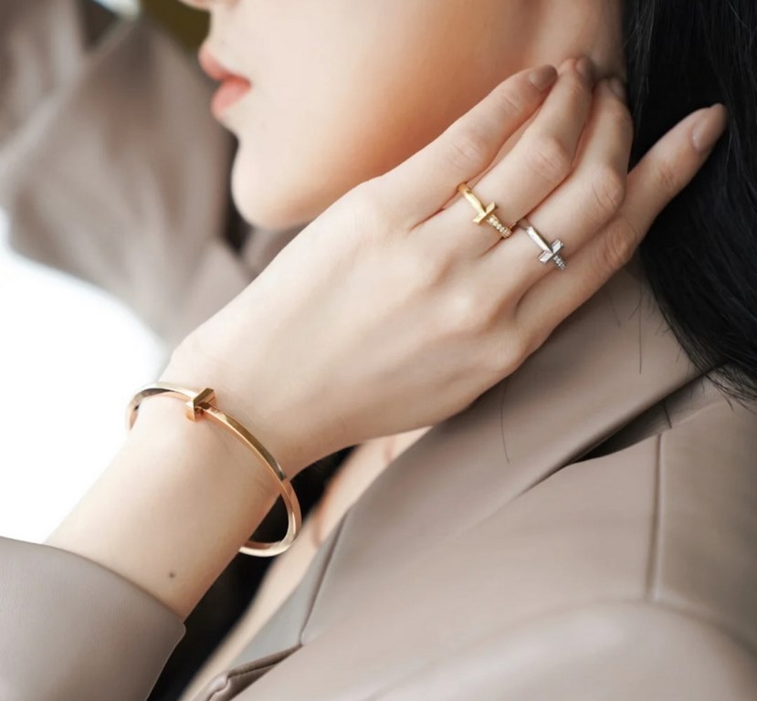 Tiff 2021 T1 Series Polished Bracelet Exclusive Premiere High-end customized Goddess same model Designed to highlight the exquisite elegance, low-key bloom confidence Very delicate and eye-catching. Original material 925