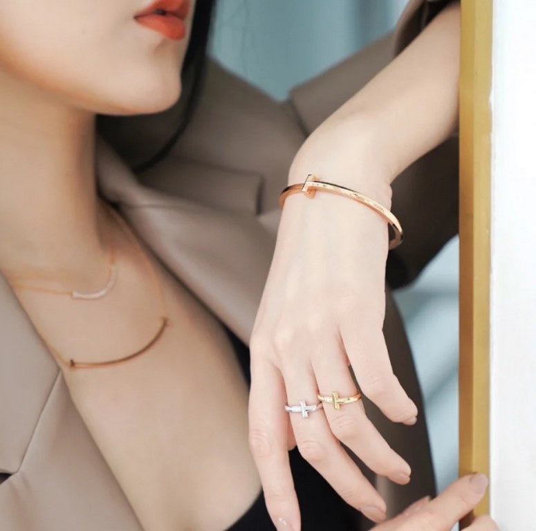 Tiff 2021 T1 Series Polished Bracelet Exclusive Premiere High-end customized Goddess same model Designed to highlight the exquisite elegance, low-key bloom confidence Very delicate and eye-catching. Original material 925