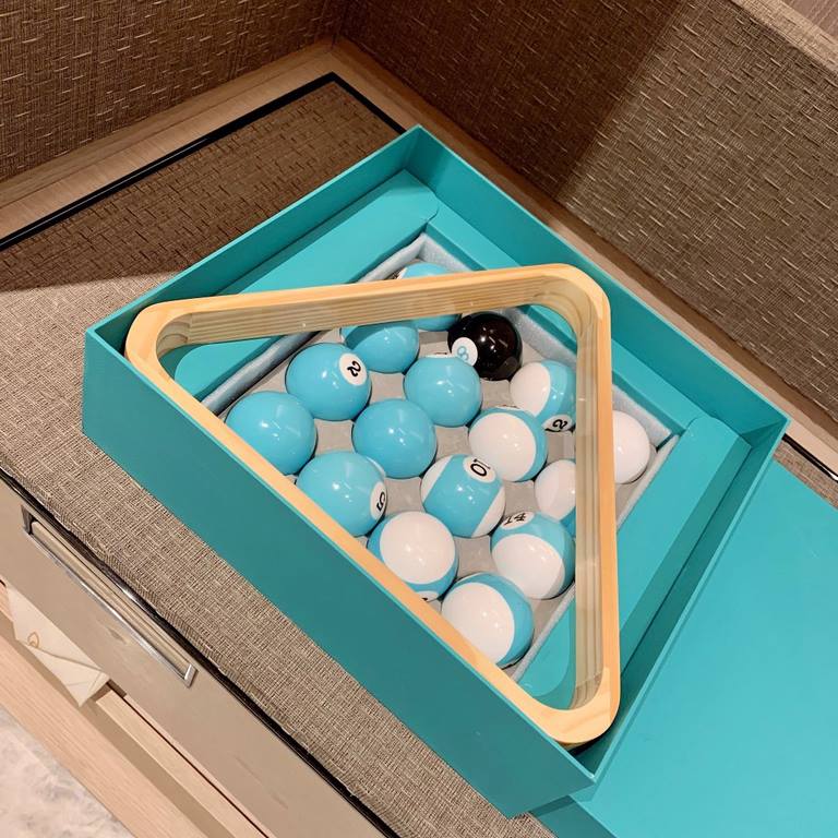 Tiffany Pool   Combo Gift Set CounterfeitThis crossover is really beyond our imagination, it's not just a girl's blue color, the great Tiffany is going to dye the world Tiffany blue