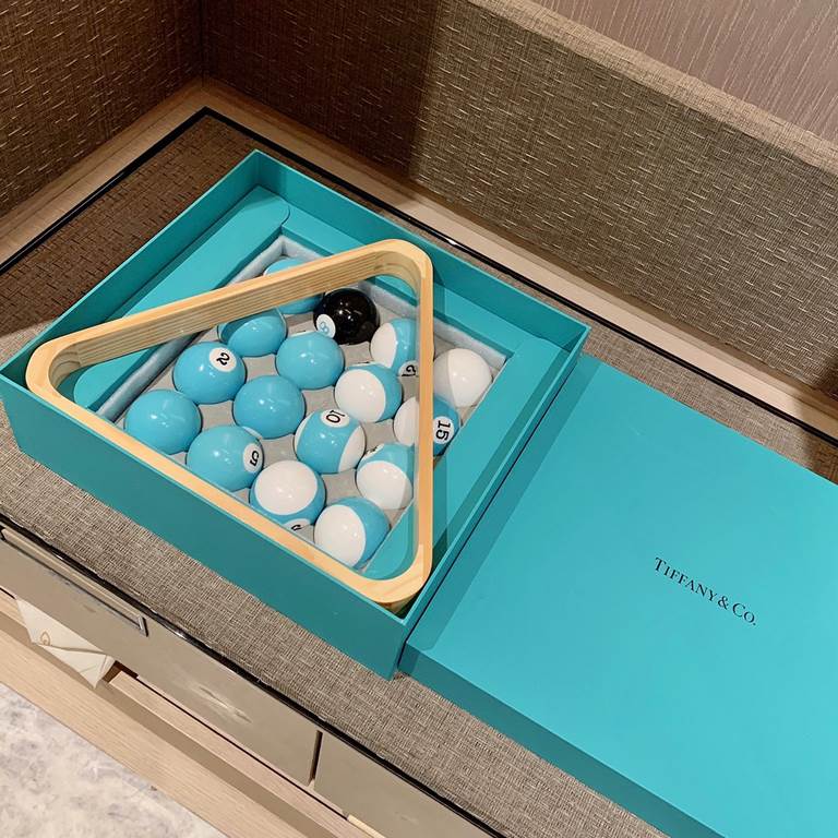 Tiffany Pool   Combo Gift Set CounterfeitThis crossover is really beyond our imagination, it's not just a girl's blue color, the great Tiffany is going to dye the world Tiffany blue