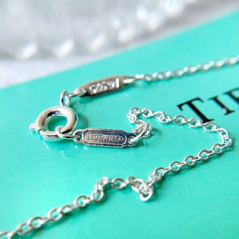 92 5Tiffany Enamel Gift Box Pendant 925 Sterling Silver Necklace Tiffany Valentine's Day Gift Delicate and delicate white must-have piece Wear awesome!