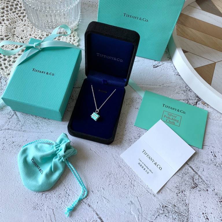 92 5Tiffany Enamel Gift Box Pendant 925 Sterling Silver Necklace Tiffany Valentine's Day Gift Delicate and delicate white must-have piece Wear awesome!