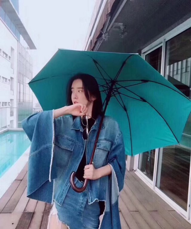 Tiffany Tiffany with high-grade original packaging     Hot star models Fully automatic one button to open Elegant solid wood handle Luxurious and comfortable Grip superb Alkaline-free fiber umbrella bone has a large angl