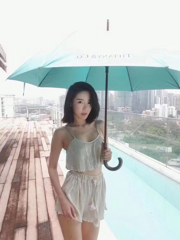 Tiffany Tiffany with high-grade original packaging     Hot star models Fully automatic one button to open Elegant solid wood handle Luxurious and comfortable Grip superb Alkaline-free fiber umbrella bone has a large angl