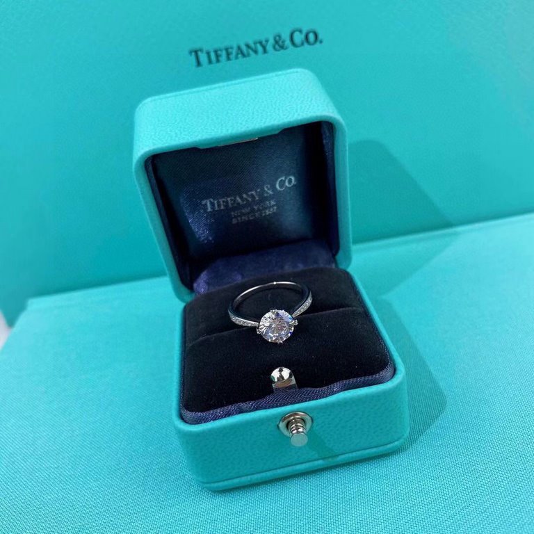 Tiffany's new positive four claw band diamond ring   925 sterling silver plating 18k high carbon diamonds   The classic has never been surpassed, unique eye-catching brilliance, and the real diamonds are really hard to d