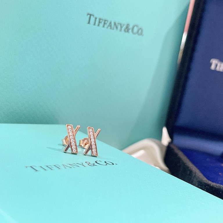 Exclusive debut Haute Couture Fire open 2021  models Tiffany cross earrings cross half diamonds design atmosphere simple to highlight the exquisite elegance, low-key bloom confidence very delicate and eye-catching. Origi