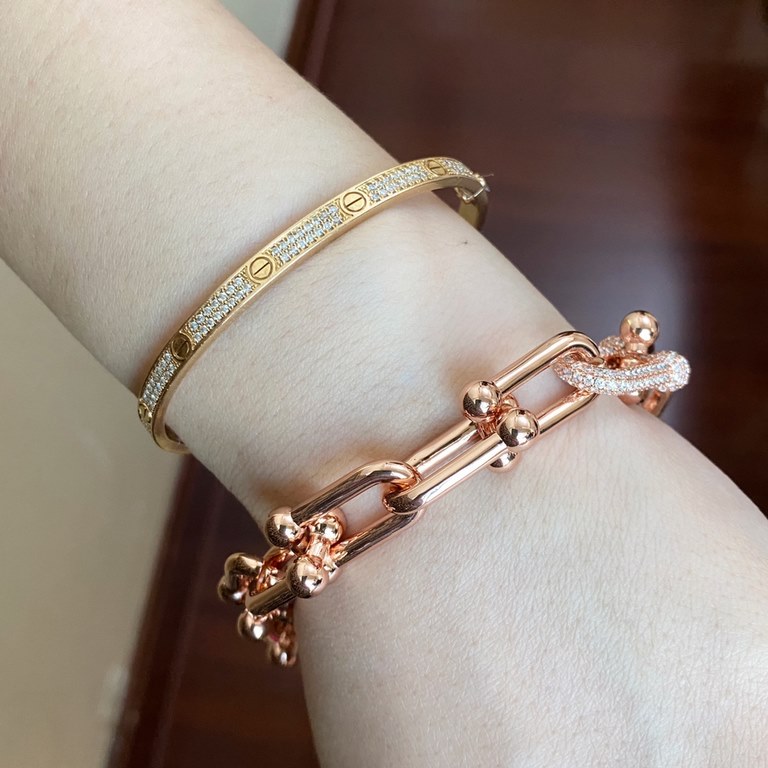 Tiffany Tiffany Arthritic Rough Bracelet TiffanyHardWear is hot to open U-shaped Arthritic Chain Series Wrap Series It seems simple, but it needs 981 crafts to present the chain ring from big to small in the form of grad