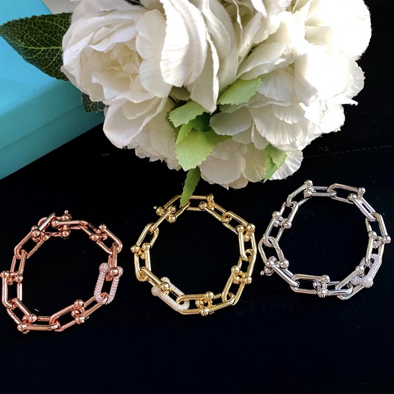 Tiffany Tiffany Arthritic Rough Bracelet TiffanyHardWear is hot to open U-shaped Arthritic Chain Series Wrap Series It seems simple, but it needs 981 crafts to present the chain ring from big to small in the form of grad