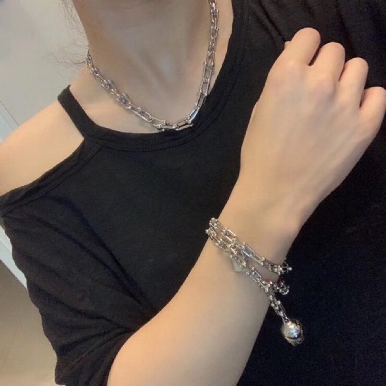 Tiffany Necklace Bracelet Modern Fearless Tiffany Classic Elegant Excelsior Bold mix and match, in the style of change to discover the true self. The runway model of the latest products design, workmanship, details, all 