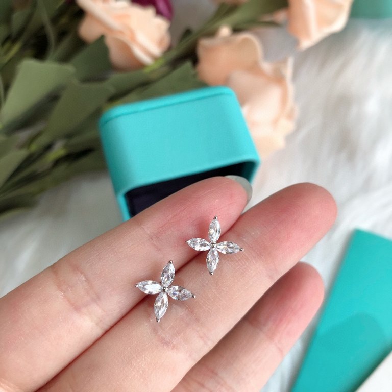 9 2  5  Tiffany Delicate Horse's Eye Stud Earrings Tiffany Fleur de Lis collection's design is gentle and soft, highlighting the delicate elegance and understated bloom confidence Very delicate and eye-catching. Original