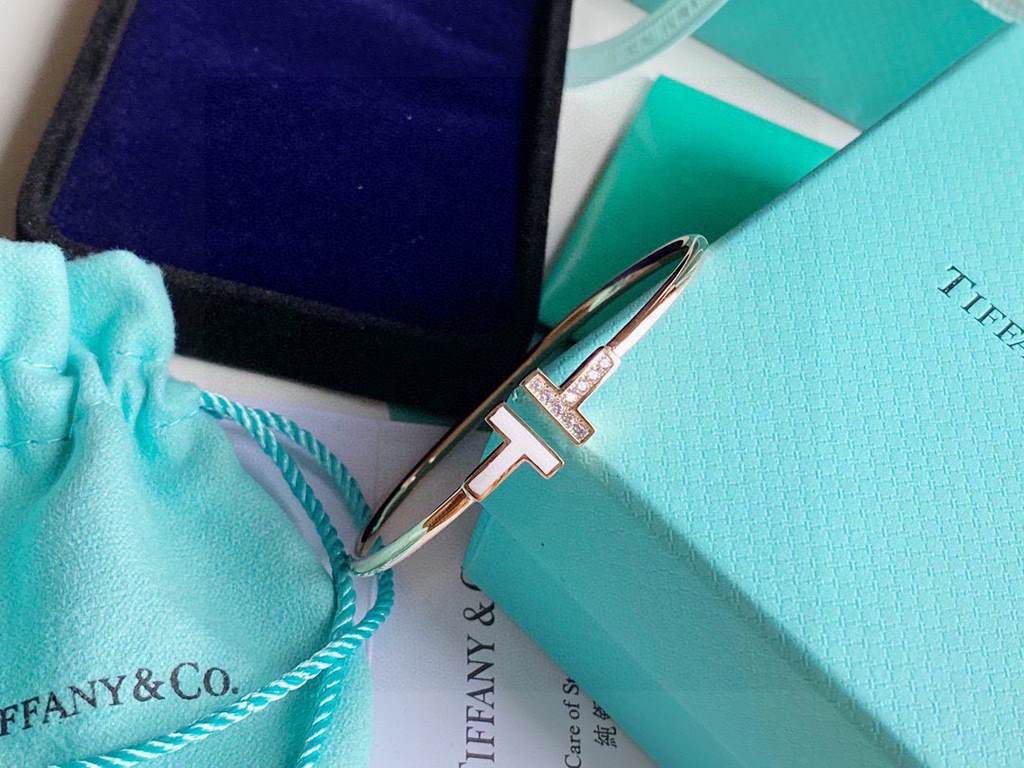 Tiffany Tiffany New Arrivals The most sought-after item in the counter is the double t asymmetrical white mother-of-pearl bracelet, which adds a little surprise to the classic design.