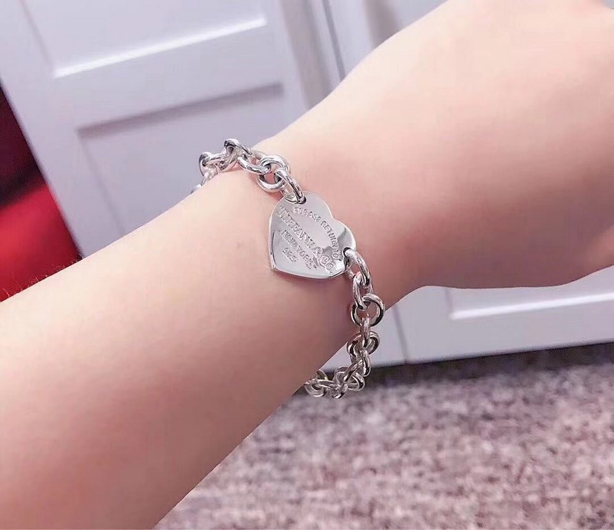 Foreign trade hot Tiffany single peach heart  925 silver heart charm bracelet series inspired by a design in 1969, the classic logo perfectly interprets Tiffany's extraordinary, bracelet style is elegant and extraordinar