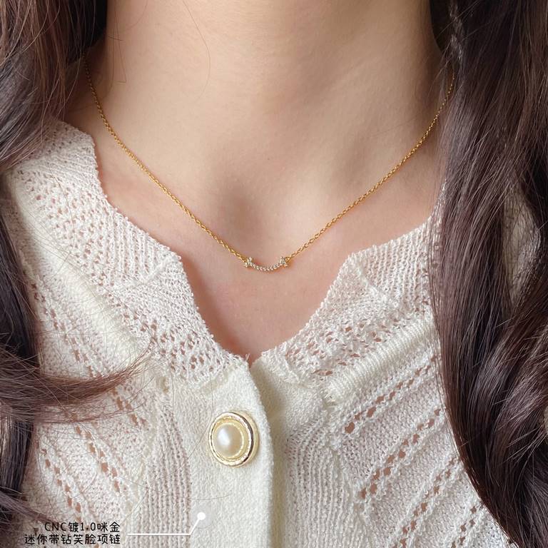 V gold material Tiff   Tiffany mini with diamonds smiley necklace, counter The latest double T  smile  necklace  11 reworking tiffany with a smiley face the strongest inspiration for the design of the smile is a kind of 