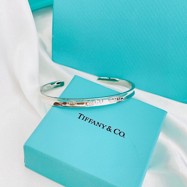 Tiffany Tiffany 1837 Collection Letters Open Bracelet Classic works Selected original consistent s925 sterling silver material plated with 18k platinum No fading and no allergies Heavy duty craftsmanship