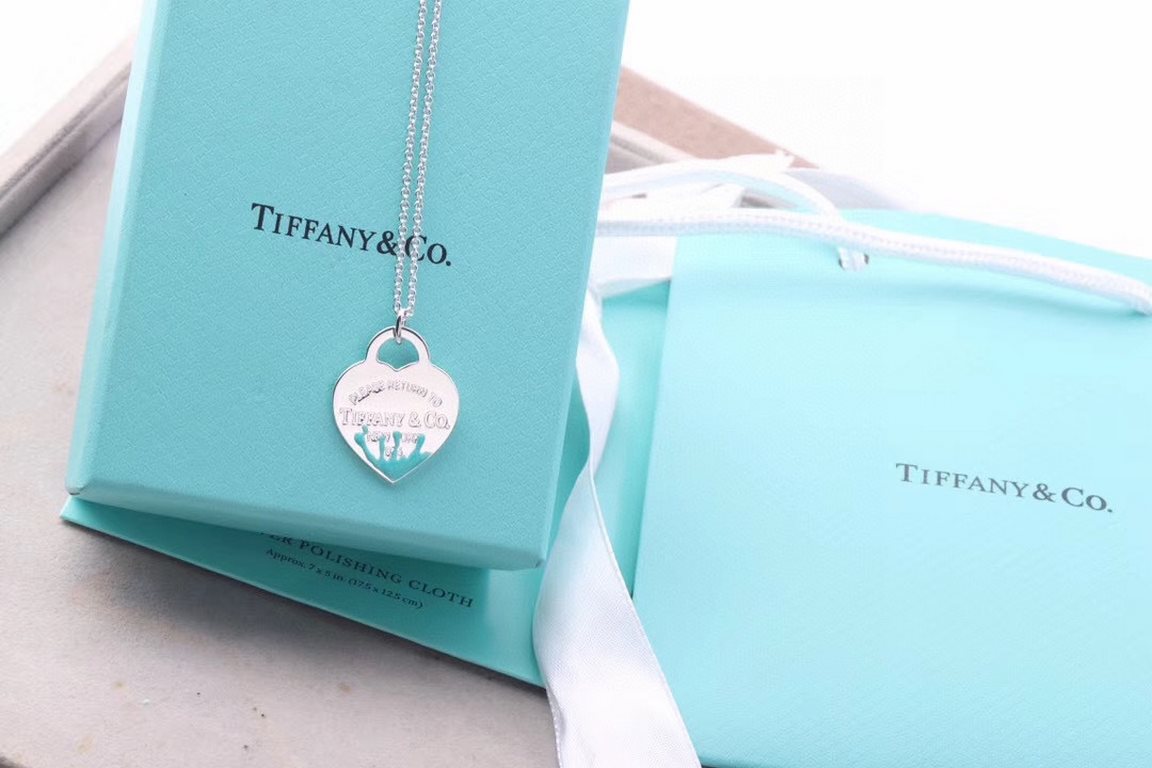 Tiffany Heart  Tiffany Tiffany Peach Heart Pressed Oil Green Necklace Original 11 revision, TF new wordmark, exactly the same as the original, details taken. Couples  girlfriends traveling out of the house to take pictur