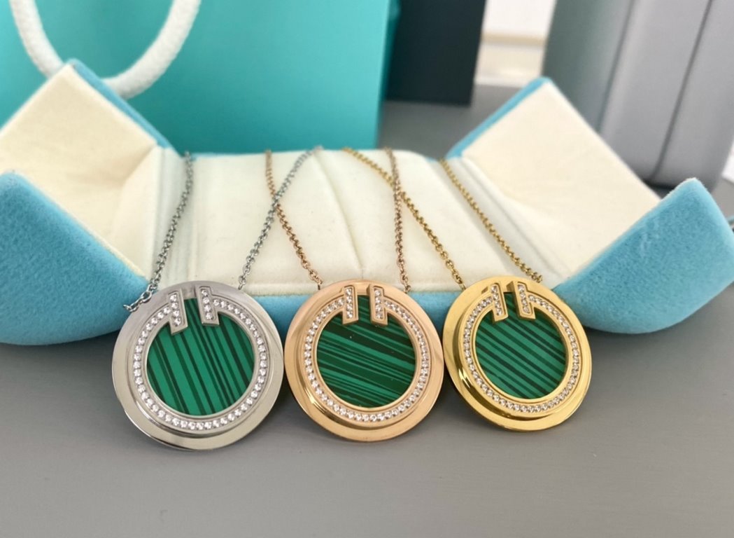 t family classic discus necklace with diamonds Green colorThis is one of those styles that comes in many colors, but it's small and delicate.The diamonds make it look shiny  Versatile Let's see if there's a color you lik