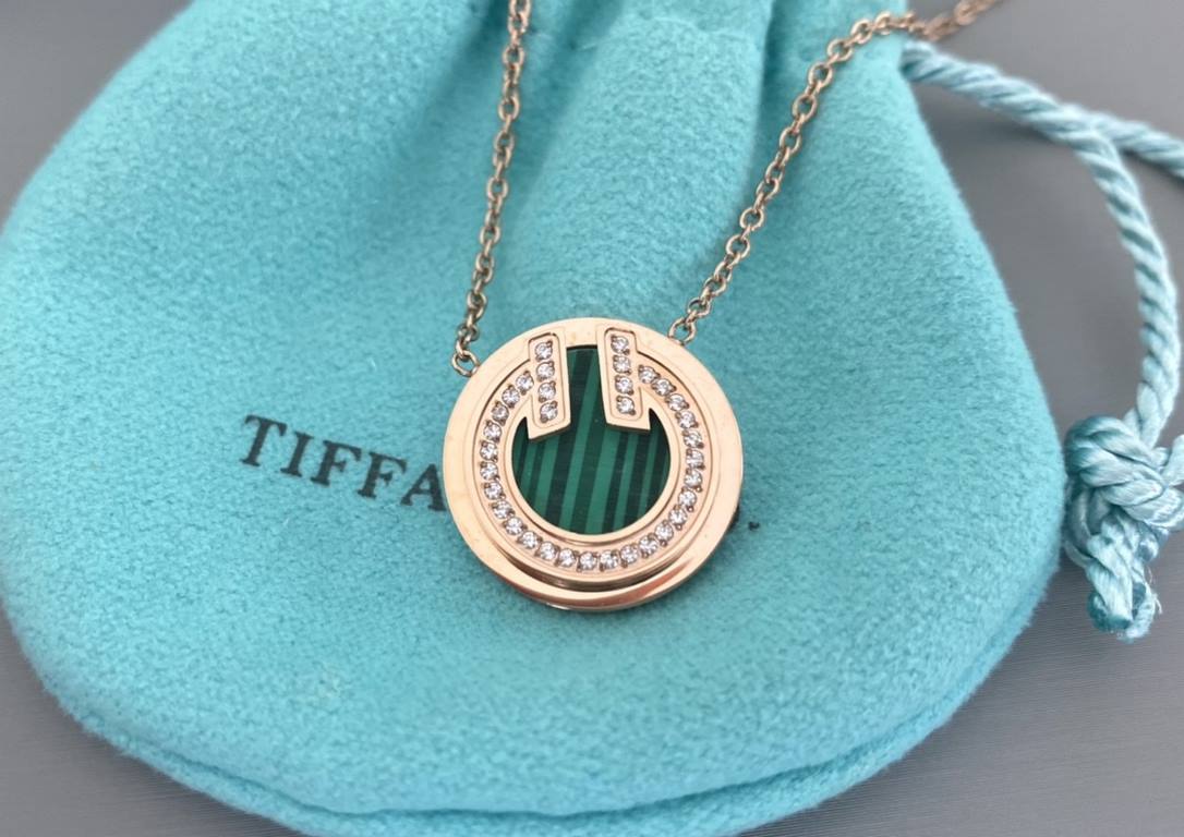 t family classic discus necklace with diamonds Green colorThis is one of those styles that comes in many colors, but it's small and delicate.The diamonds make it look shiny  Versatile Let's see if there's a color you lik