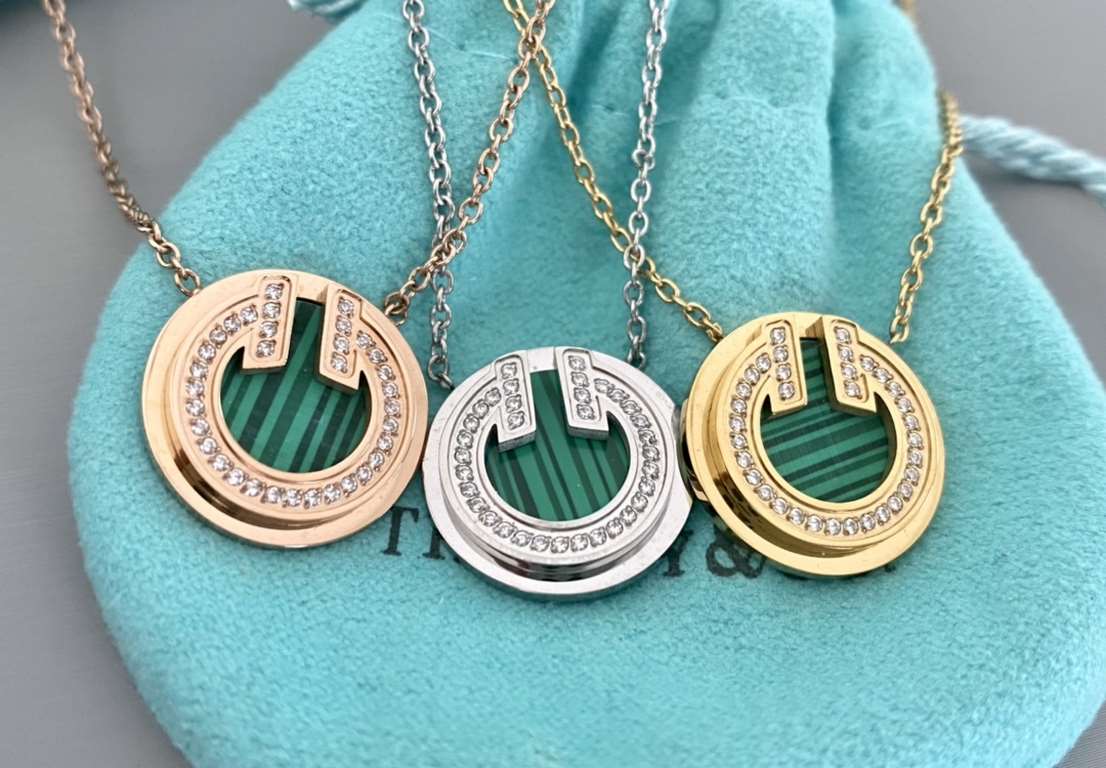 t family classic discus necklace with diamonds Green colorThis is one of those styles that comes in many colors, but it's small and delicate.The diamonds make it look shiny  Versatile Let's see if there's a color you lik