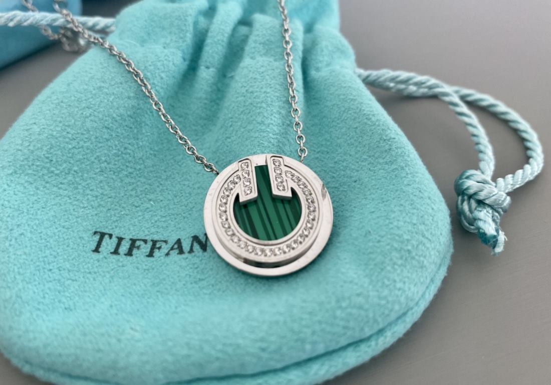 t family classic discus necklace with diamonds Green colorThis is one of those styles that comes in many colors, but it's small and delicate.The diamonds make it look shiny  Versatile Let's see if there's a color you lik