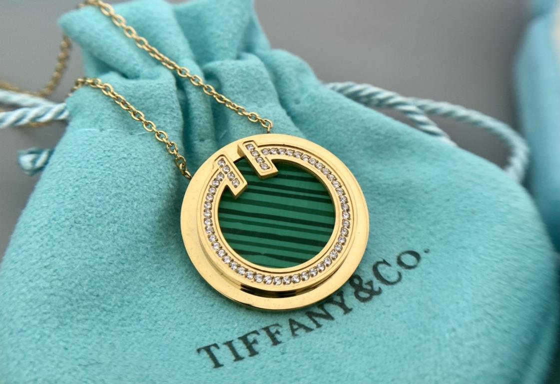 t family classic discus necklace with diamonds Green colorThis is one of those styles that comes in many colors, but it's small and delicate.The diamonds make it look shiny  Versatile Let's see if there's a color you lik