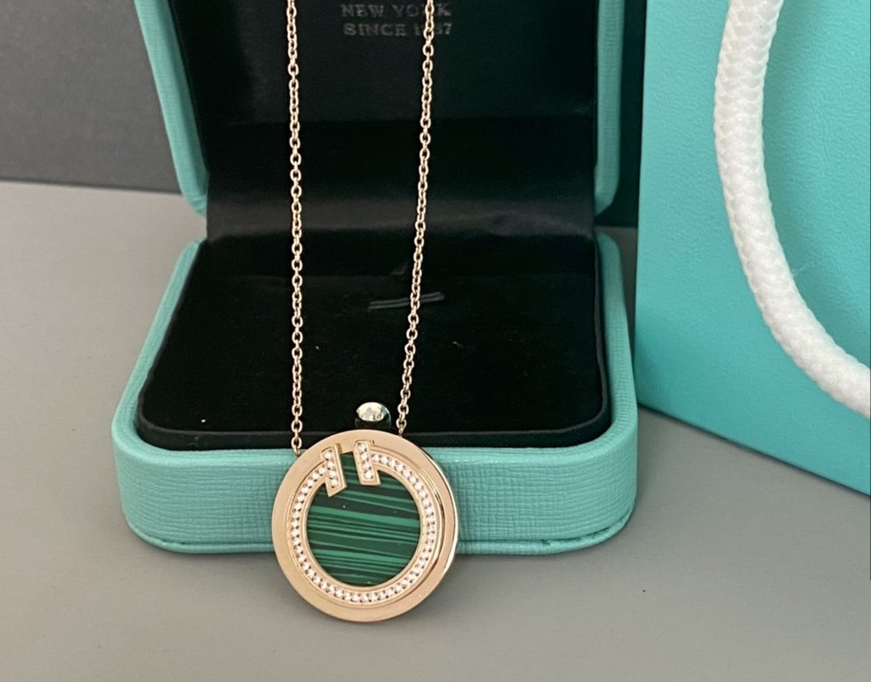 t family classic discus necklace with diamonds Green colorThis is one of those styles that comes in many colors, but it's small and delicate.The diamonds make it look shiny  Versatile Let's see if there's a color you lik