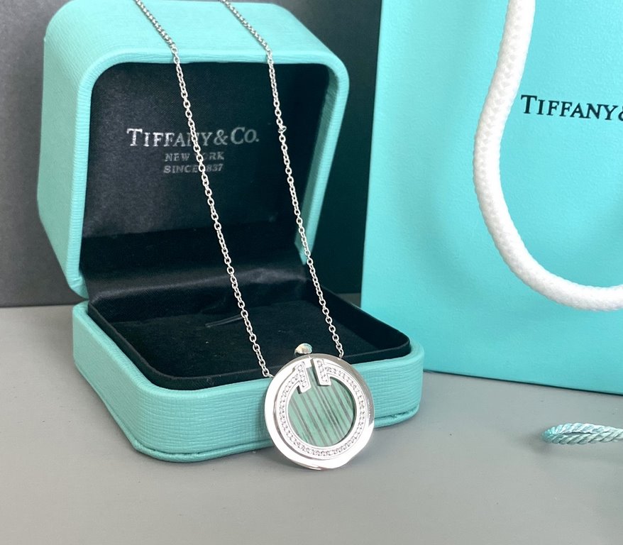 t family classic discus necklace with diamonds Green colorThis is one of those styles that comes in many colors, but it's small and delicate.The diamonds make it look shiny  Versatile Let's see if there's a color you lik