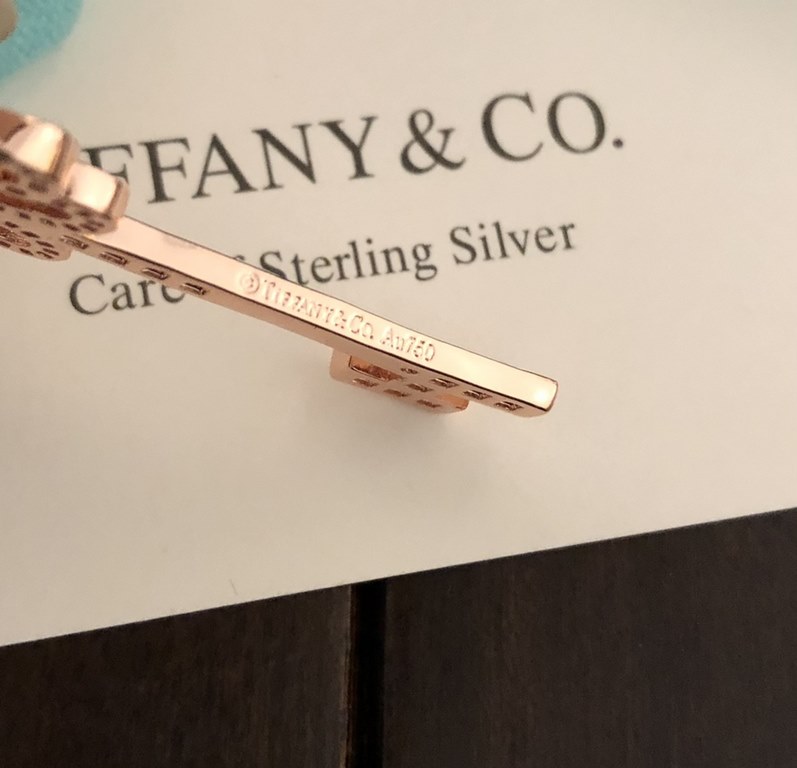 [Seiko Version] Tiffany Collection Necklace   Key-shaped jewelry ideas. As the saying goes, a key opens a lock, and the opening of the heart locks especially need to be delicate emotions baked.   Electroplated 18k gold p