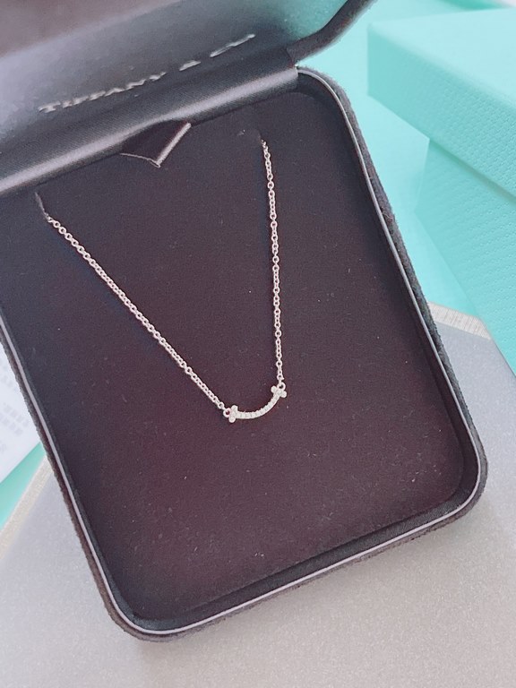 Smile, the best gift!        smile necklace has always been the T family's leading flower, and this mini smile, and then by Yuan Hong, Xu Kai, Ou Hao, Qiao Xin, Wu Jianyin, Song Zuer, Tang Xiaotian have interpreted, with