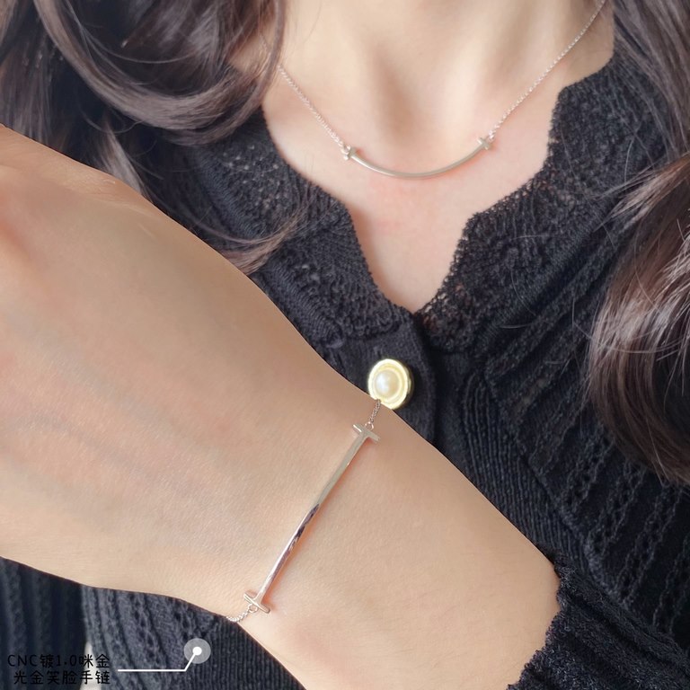 V gold material Tiff    counter Latest Double T  Smile  Tiffany light gold smiley bracelet  11 heavy industry tiffany to smiley face the strongest inspiration for the design of the smile is one of the most beautiful self