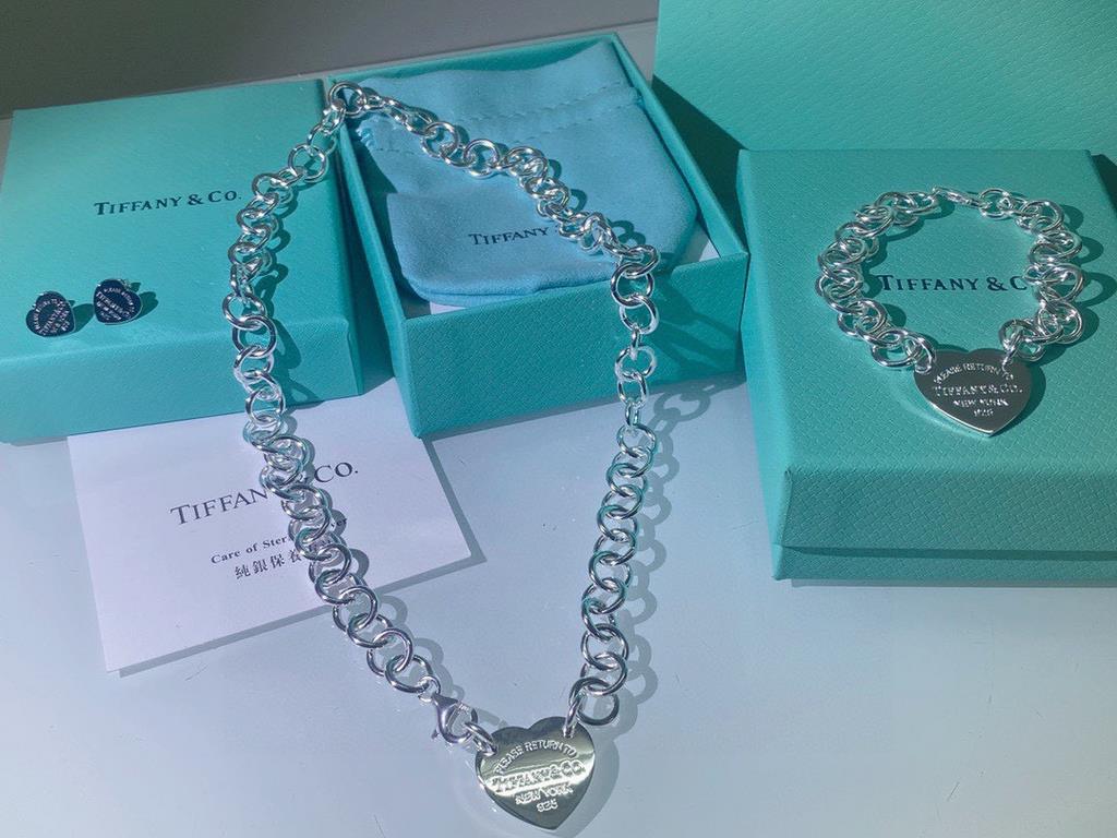 Inspired by the iconic keychain introduced in 1969, the Return to Tiffany collection is a classic symbol of Tiffany's excellence. This minimalist heart bracelet has an avant-garde look!