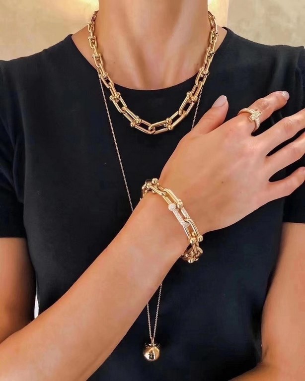 Tiffany Tiffany Joints Rough Bracelet The big red bloggers TiffanyHardWear hot open U joints Chain ring series Wrap series It seems simple, but it needs nine hundred and eighty-one crafts in order to present the chain ri