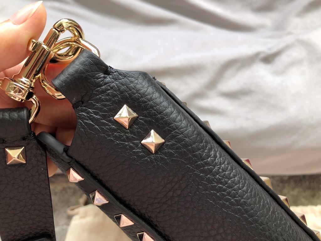 Gold studded gram color 19ss spring and summer new mini small crossbody bag, cowhide litchi grain, inside frosted leather, super cute~Detachable shoulder strapSize 19x19x6cm