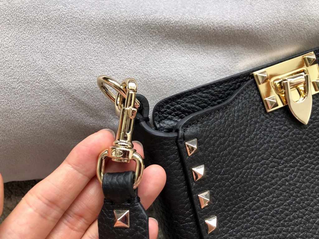 Gold studded gram color 19ss spring and summer new mini small crossbody bag, cowhide litchi grain, inside frosted leather, super cute~Detachable shoulder strapSize 19x19x6cm