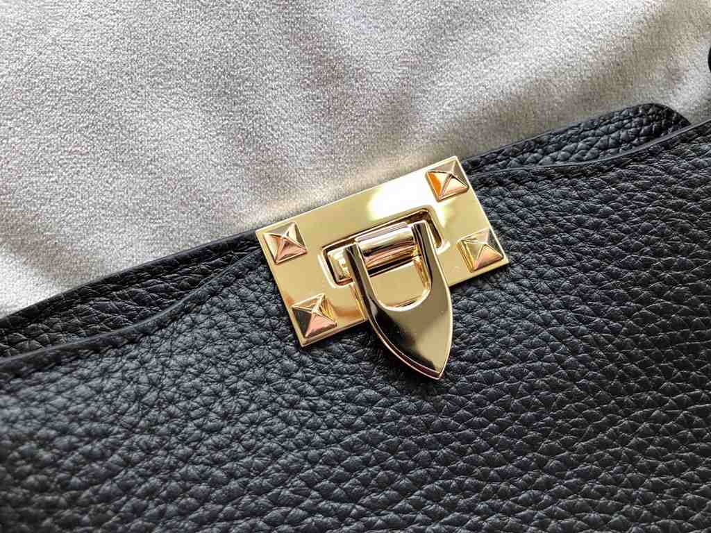 Gold studded gram color 19ss spring and summer new mini small crossbody bag, cowhide litchi grain, inside frosted leather, super cute~Detachable shoulder strapSize 19x19x6cm