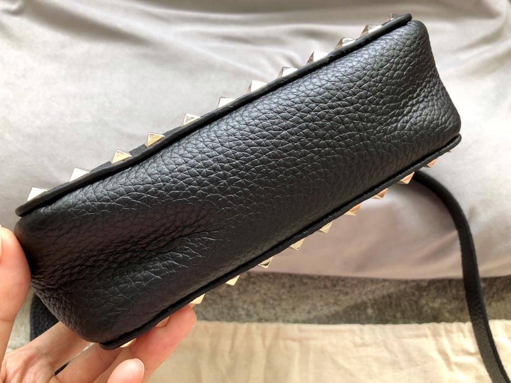 Gold studded gram color 19ss spring and summer new mini small crossbody bag, cowhide litchi grain, inside frosted leather, super cute~Detachable shoulder strapSize 19x19x6cm