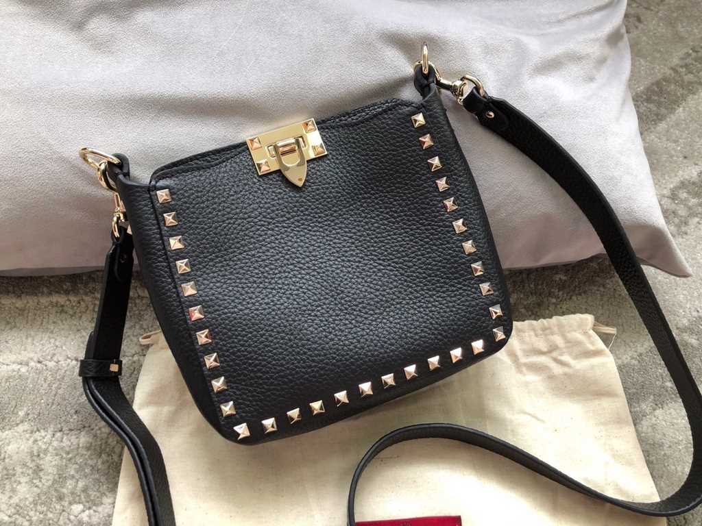 Gold studded gram color 19ss spring and summer new mini small crossbody bag, cowhide litchi grain, inside frosted leather, super cute~Detachable shoulder strapSize 19x19x6cm