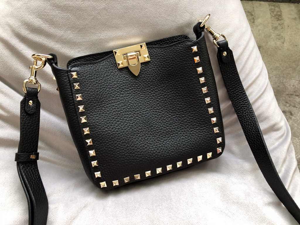 Gold studded gram color 19ss spring and summer new mini small crossbody bag, cowhide litchi grain, inside frosted leather, super cute~Detachable shoulder strapSize 19x19x6cm