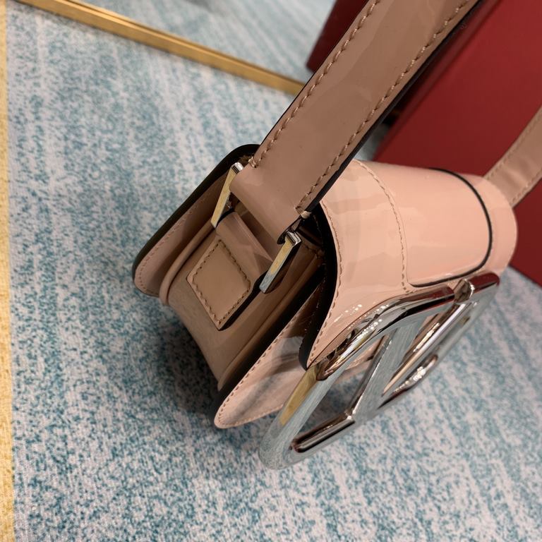 Patent leather with white steel buckleSmall Gold buckle   organza bagValentino Garavani MAXI 2020 model   metal LOGO calf leather crossbody bag with extendable shoulder strap   vacuum-plated metal fittings   button closu