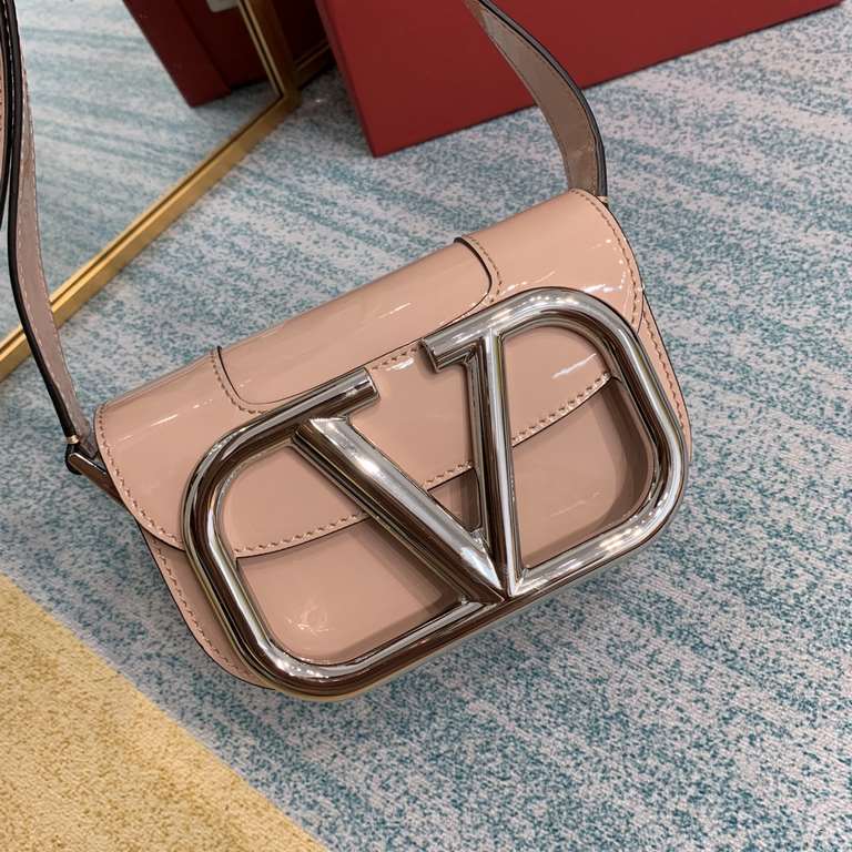 Patent leather with white steel buckleSmall Gold buckle   organza bagValentino Garavani MAXI 2020 model   metal LOGO calf leather crossbody bag with extendable shoulder strap   vacuum-plated metal fittings   button closu