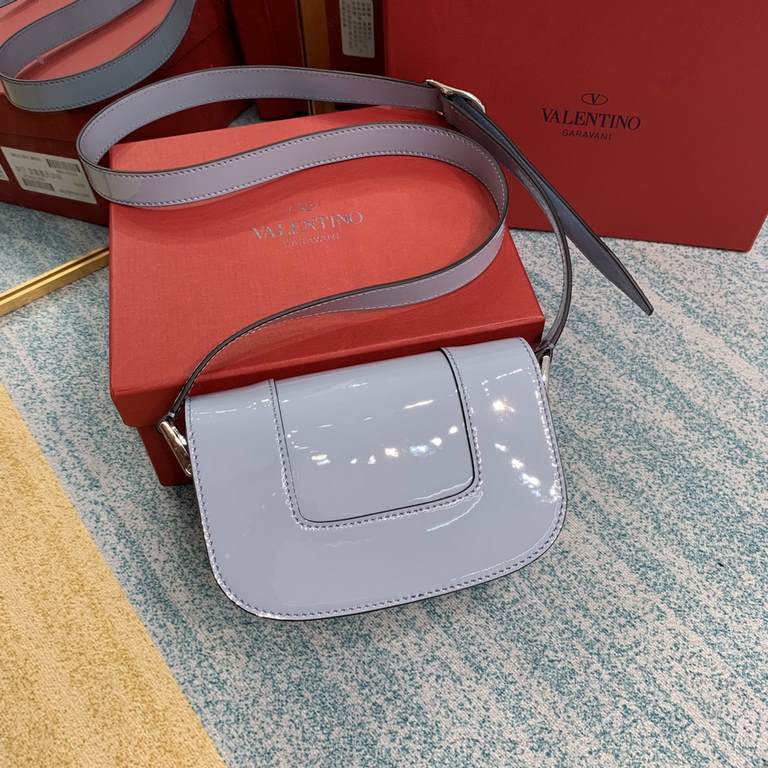 Patent leather with white steel buckleSmall Gold buckle   organza bagValentino Garavani MAXI 2020 model   metal LOGO calf leather crossbody bag with extendable shoulder strap   vacuum-plated metal fittings   button closu