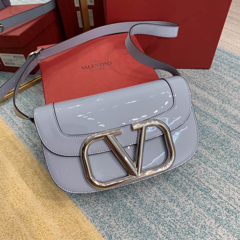 Patent leather white steel buckle cowhide  organza bagValentino Garavani MAXI 2020 model   metal LOGO calf leather crossbody bag with extendable shoulder strap   vacuum-plated metal fittings zipper button closure   cente