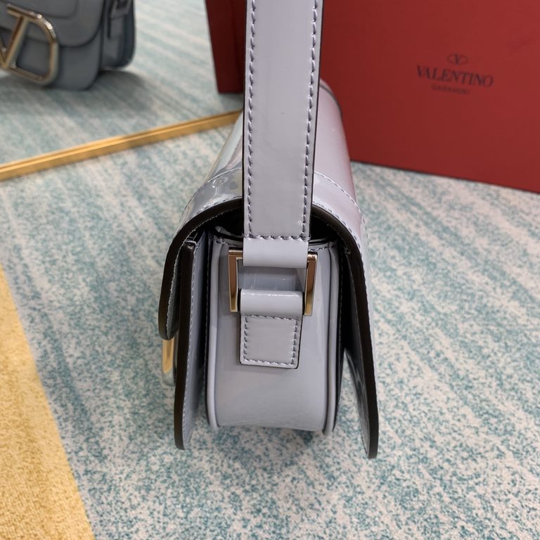 Patent leather white steel buckle cowhide  organza bagValentino Garavani MAXI 2020 model   metal LOGO calf leather crossbody bag with extendable shoulder strap   vacuum-plated metal fittings zipper button closure   cente